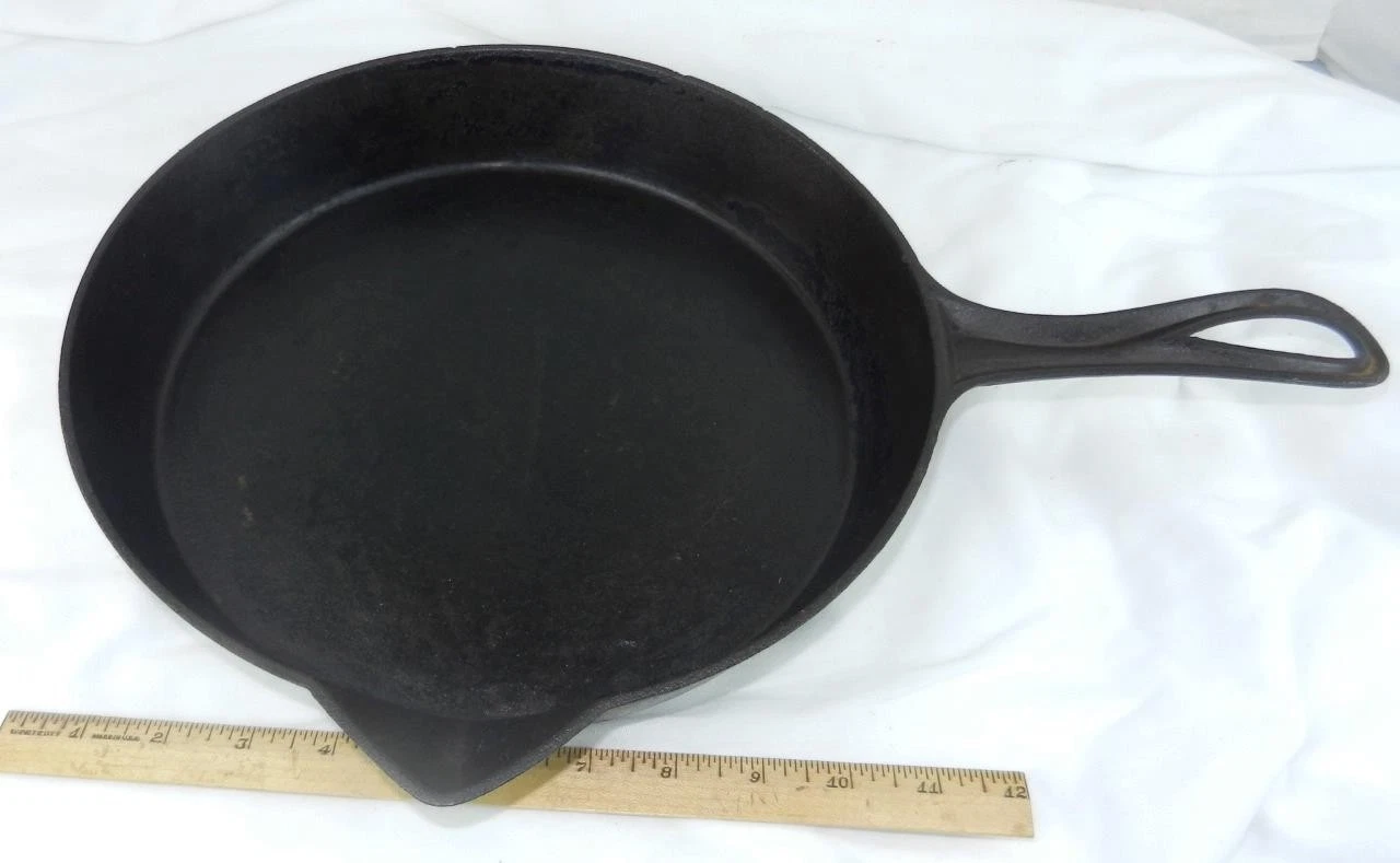 Unmarked Cast Iron Deep Skillet Gate Marked Pan Fancy Handle w/ Heat Ring !
Opens in a new window or