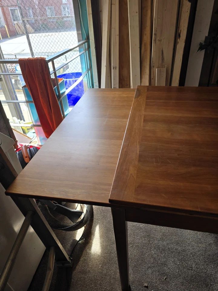 Mesa de comedor danesa moderna de mediados de siglo de teca con hojas caídas Foto 2 de 4