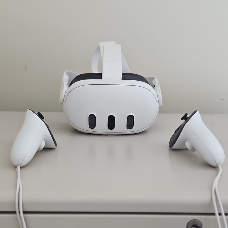 Meta Quest 3 Virtual Reality Headset 128GB White with Controllers