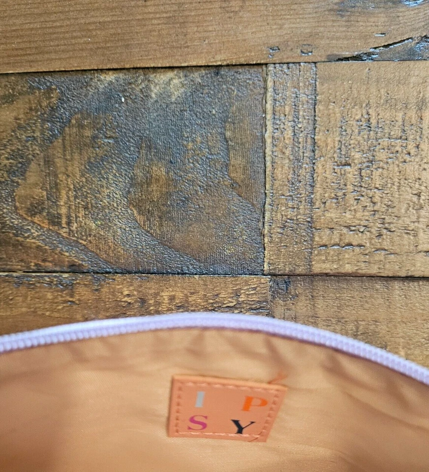 Bolsa de cosméticos Ipsy púrpura maquillaje floral glamour abril 2020 tirador de madera con cremallera Foto 3 de 3