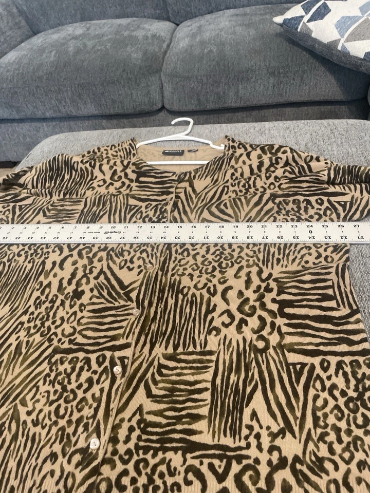 Cárdigan para mujer Maggie Barnes 2X negro tostado estampado animal botón delantero carrera Foto 4 de 4