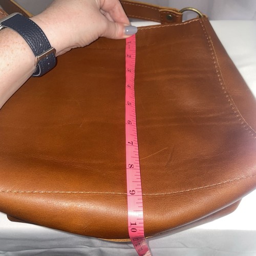 BOLSO DE HOMBRO TRIÁNGULO CASI PERFECTO Portland Leather Goods en Castaño - Imagen 18 de 19
