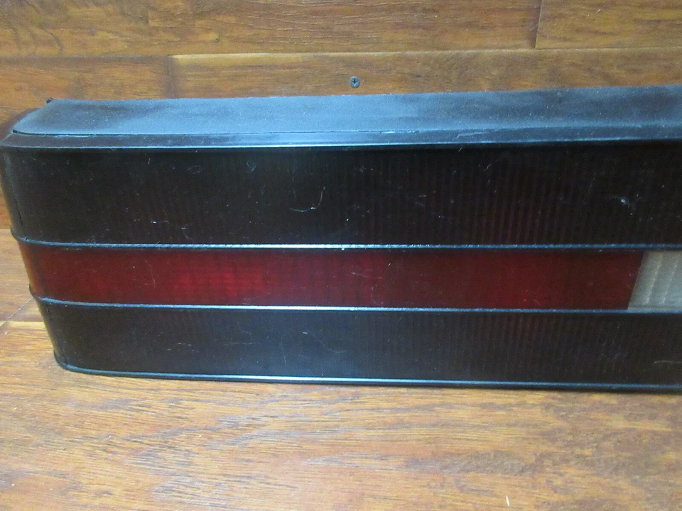 Luz trasera izquierda conductor Ford Escort GT, Mercury Lynx RS: 1983, 1984, 1985 Foto 4 de 4