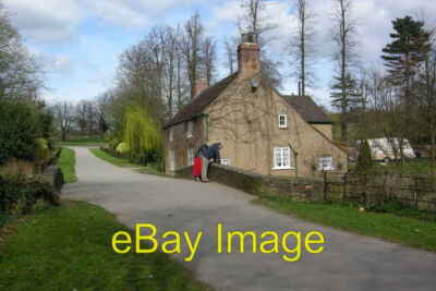Foto 6x4 Wentworth Park - Cottage and Bridge. Nether Haugh At the outfal c2007