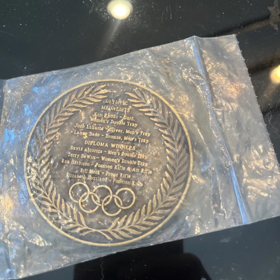 Medalla Olímpica XXVIAtlanta 1996 Equipo de Tiro de Estados Unidos Medalla Conmemorativa. Paquete precintado. Foto 2 de 2