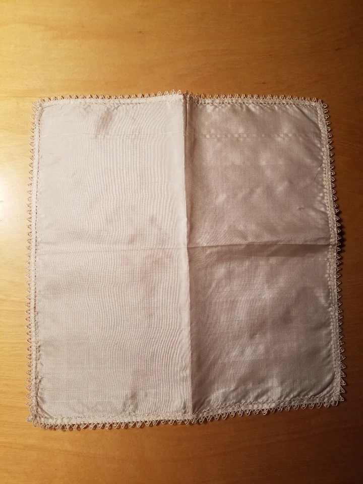 复古优雅象牙丝绸婚礼手帕钩针编织装饰 10 x 10 3/8 — 第 2/4 张图片