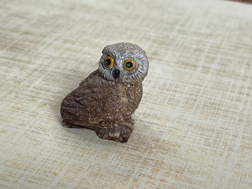 Miniature Vintage Resin Owl - Picture 4 of 7