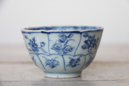 18th Century Qianlong Porcelain Cup depicting Blue Flowers, Chinese Antique - Picture 3 of 10