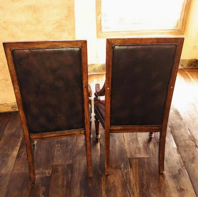 Requintado par de poltronas de couro mogno estilo regência - Imagem 3 de 4