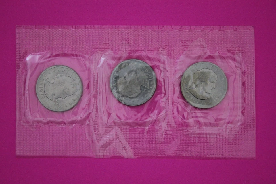 1979 Susan B Anthony Dollar Souvenir Set P D S 3 BU Dollar Coins Authentic 9041 - Image 3 of 4