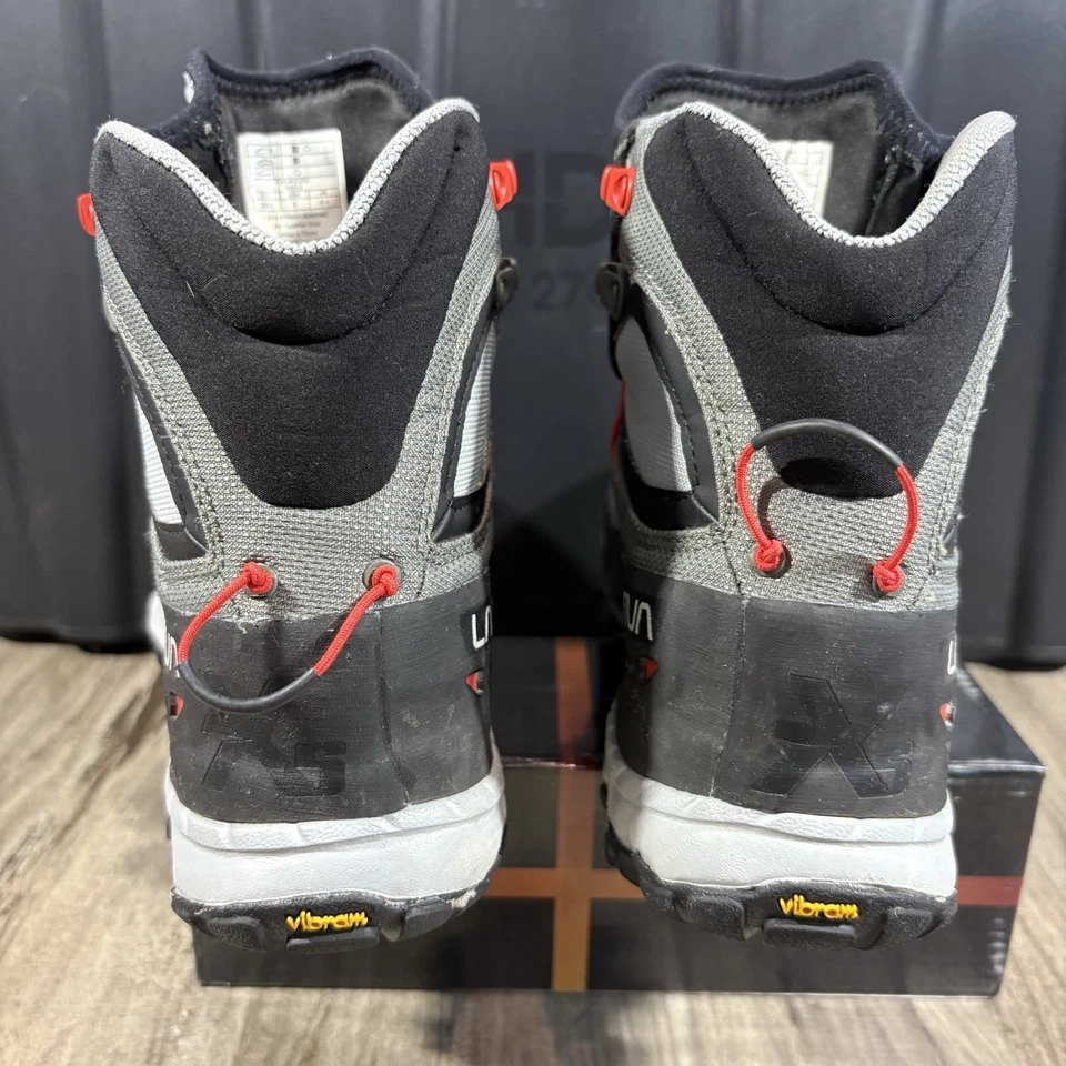 Bota Mochila La Sportiva TXS GTX Cinza/Preto M/Vermelho - Feminina Tamanho 8 - Imagem 4 de 4