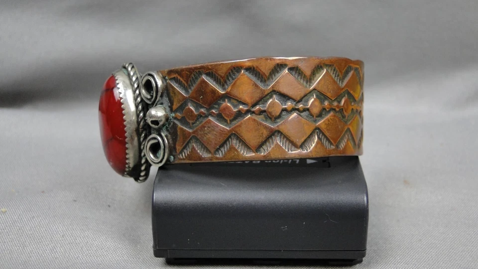 Brazalete de piedra coral ovalado rojo grabado en cobre estampado hecho a mano Foto 3 de 4