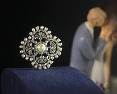 Broche Argenté Art Deco Trefle Serti de CZ Fausse Perle Blanc 1920s style XZ21