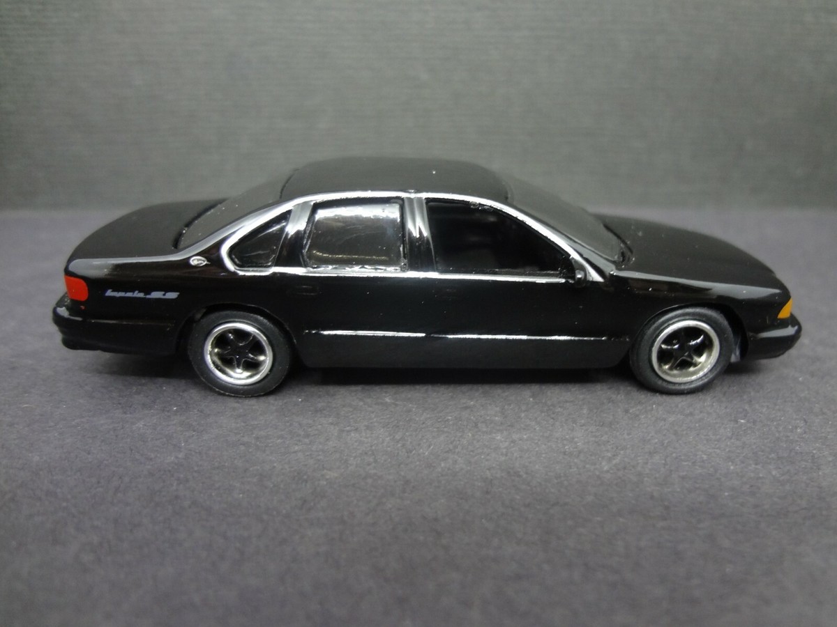 Johnny Lightning 1996 Chevrolet Impala SS black - Loose 1:64