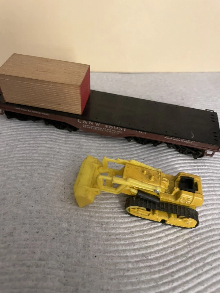 Coche plano Athearn 1301 escala HO con excavadora de carga y carga de madera Foto 2 de 4