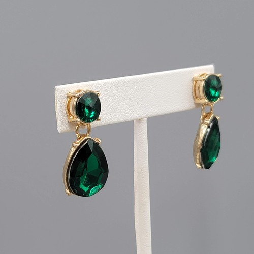 Orecchini pendenti vintage traforati con strass verde scuro placcati oro 1,25" - Foto 4 di 6