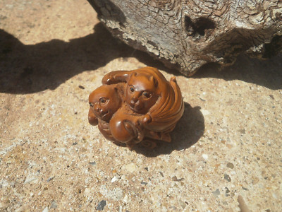 2b. Handgeschnitztes Buchsbaum Netsuke Fledermaus Paar Kuscheln auf fruchtigem Zweig Sammlerstück Feige