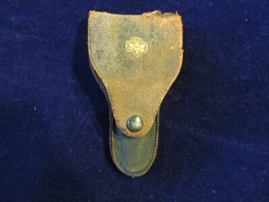 Vtg-Girl-Scouts-Green-Nail-Manicure-Kit-in-Orginal-Leather-Case-80-yrs-old-J4