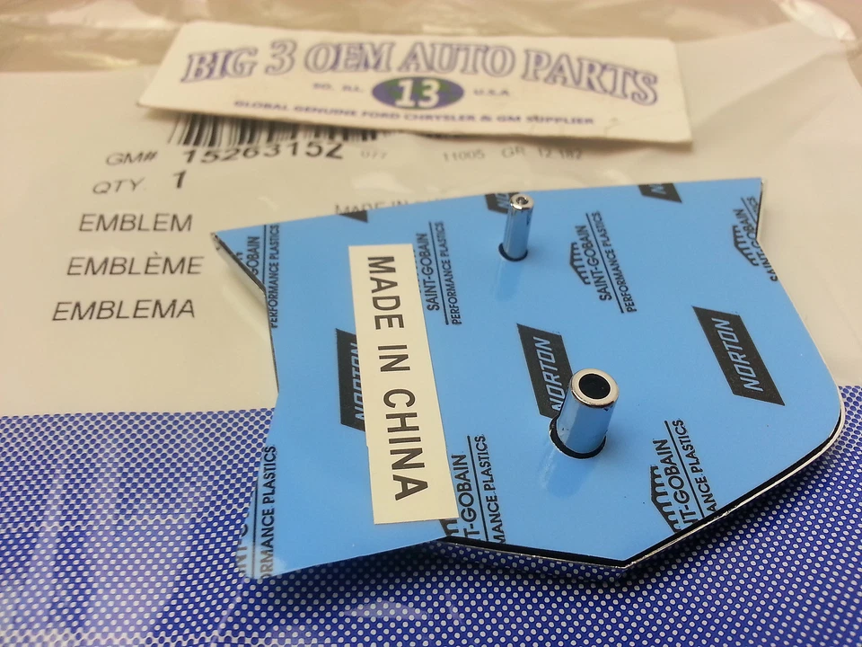 Cadillac CTS Sedán Compartimento Trasero Cubierta Tapa Cresta Emblema Nuevo OEM 15263152 Foto 4 de 4