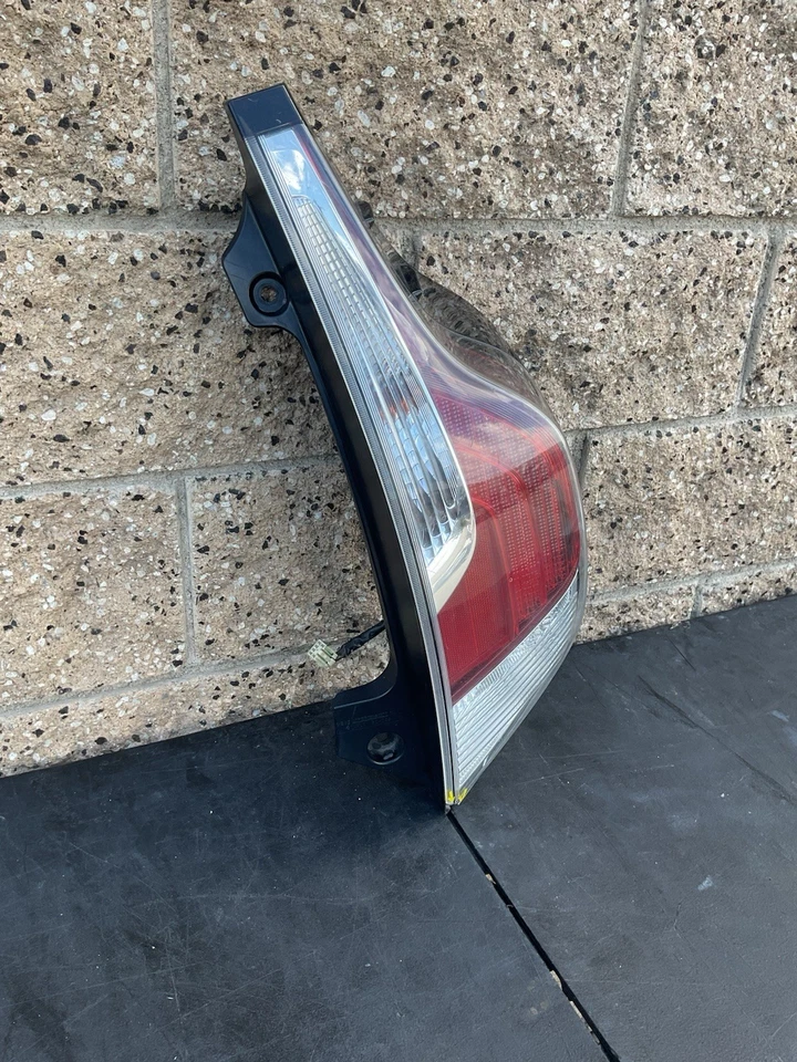 Luz trasera derecha Toyota Prius C 2014 2015 2016 2017 OEM usada Foto 2 de 4