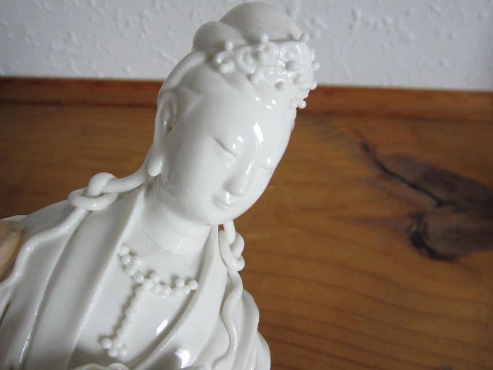 Estatua de Buda Guanyin Kwan-yin 12" Antigua Porcelana DeHua Esmalte Blanco Foto 3 de 4