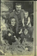 1974 Press Photo Free agent baseball player Jim "Catfish" Hunter with his family