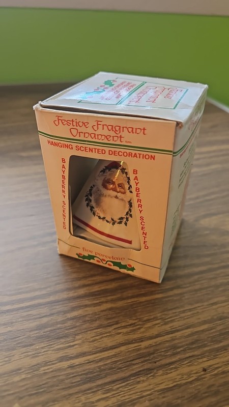 Vintage Jasco Festive Fragrant Christmas Ornament Potpourri Santa Claus Wreath 