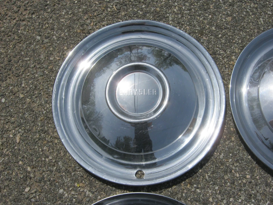 Tapacubos originales de fábrica 1950 Chrysler Saratoga Windsor cubiertas de rueda Foto 3 de 4