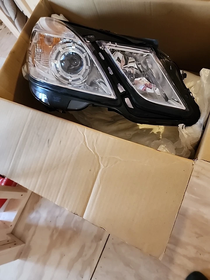 Conjunto de faros para Mercedes-Benz E350 2010-2013 sedán/carro. (Derecha) TYC 20-12235-00 Foto 2 de 4