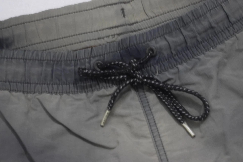 Bañador Tommy Bahama Relax gris 100 % nailon con red con bolsillos grandes para hombre Foto 3 de 4