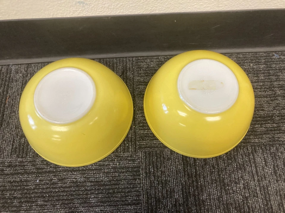 Лот из 2 винтажных чаш для смешивания желтой галечной текстуры глянцевое плоское основание - Изображение 4 из 4