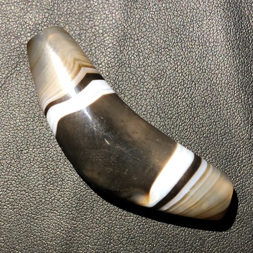 Sammlerstück Tibetische Natürliche Achat Seidenraupe Linie Horn-Form Totem Dzi Perle