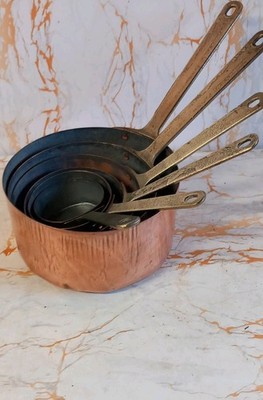 Vintage 6er Set Französische Graduierte Kupfer Kochtöpfe mit Messinggriffen.