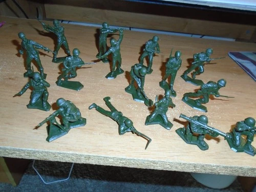 Lot 16 VINTAGE RE-ISSUE TOY SOLDIERS MARINES WORLD WAR II