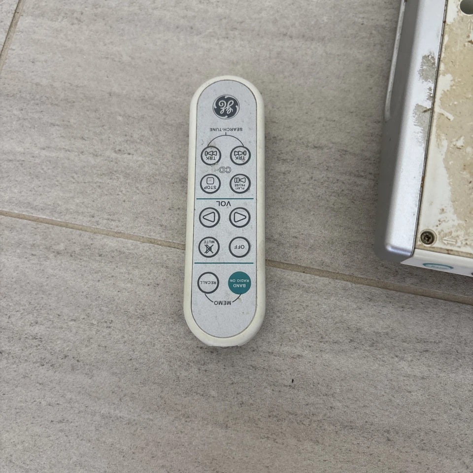 GE Slim Spacemaker Under Cabinet AM/FM Radio CD Player Model 7-5295 Radio Works - Image 4 of 4