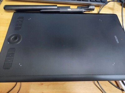 Intuos Pro Medium M size PTH-660 tablet, black, popular model RARE COOL