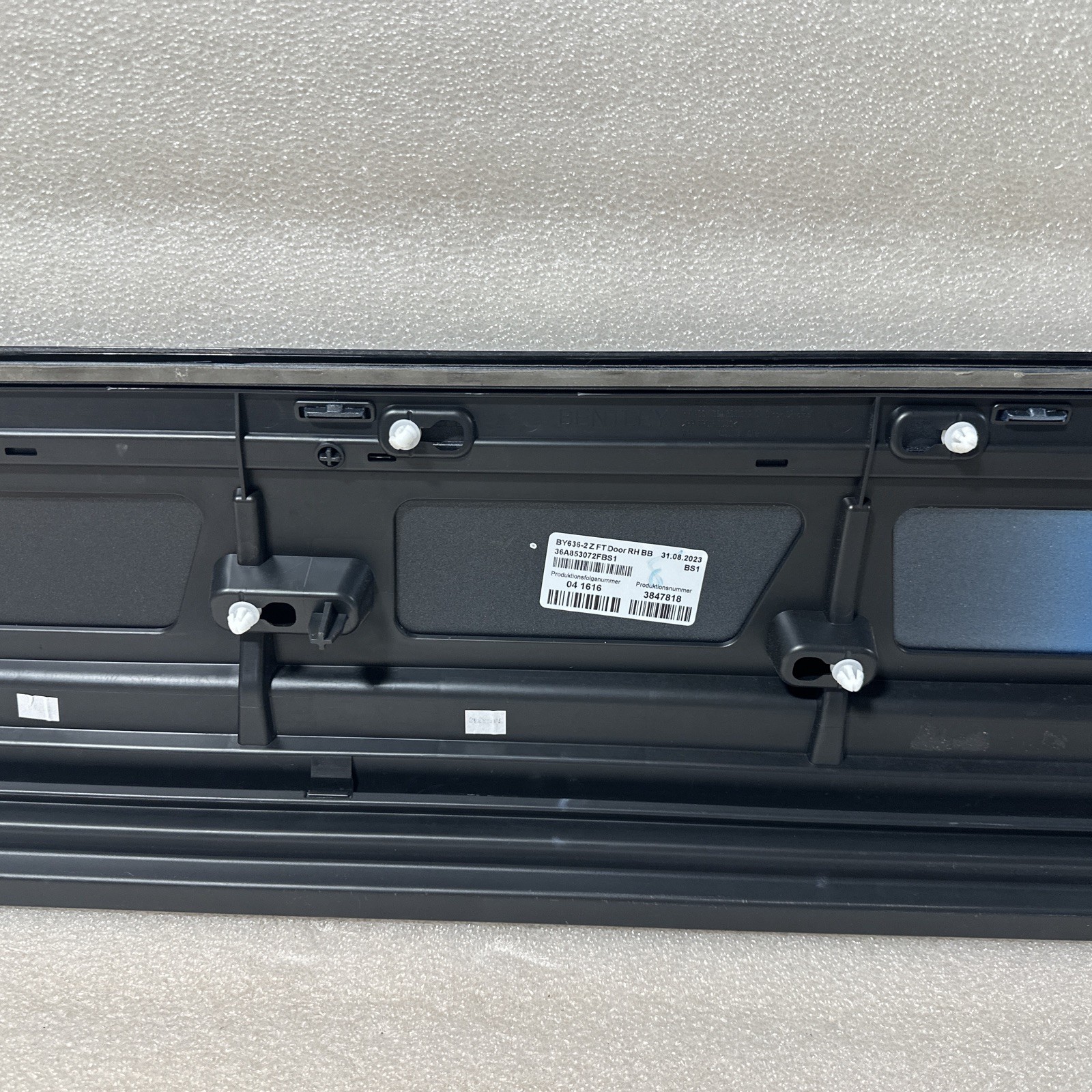 2022 BENTLEY BENTAYGA FRONT RIGHT EXTERIOR DOOR MOLDING COVER TRIM OEM 36A853072