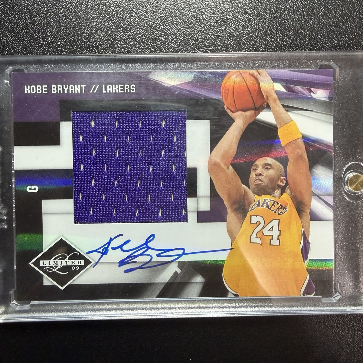 Kobe Bryant 2009-10 PANINI LIMITED On card Auto Jersey Material