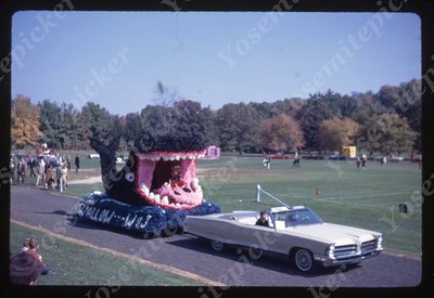 SL20 Slide 1968 Kodachrome convertible car float 959a