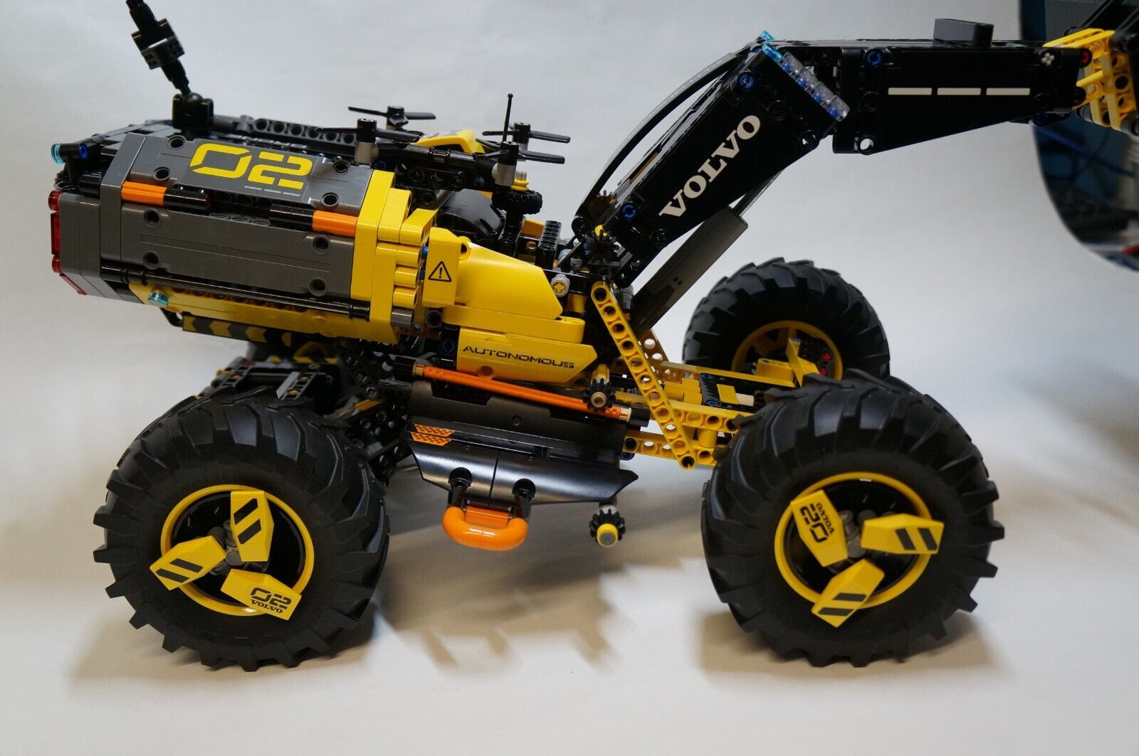 LEGO TECHNIC: Volvo Concept Wheel Loader ZEUX (42081) for sale 