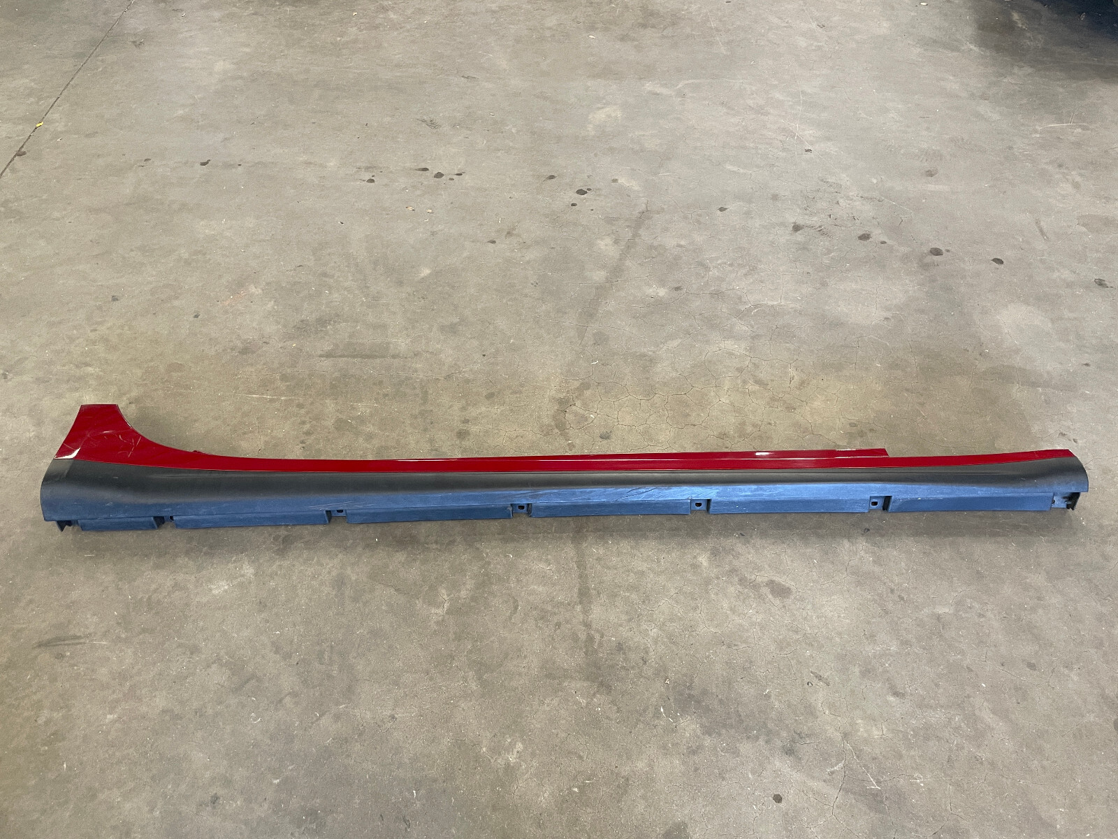14-17 Maserati Ghibli S Right Side Skirt Rocker Panel Molding Trim Red 1504 OEM