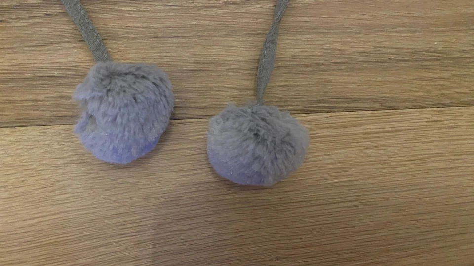 Sombrero trampero de piel sintética gris Nine West Foto 3 de 4