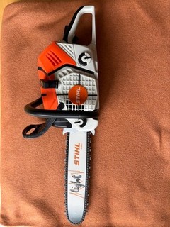 Spielzeug Kettensäge und Schutzhelm von Stihl