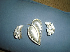VINTAGE BSK PRETTY SILVERTONE ETCHED-SWIRLED LEAF BROOCH/BSK 3-LEAF EARRINGS SET — photo 4