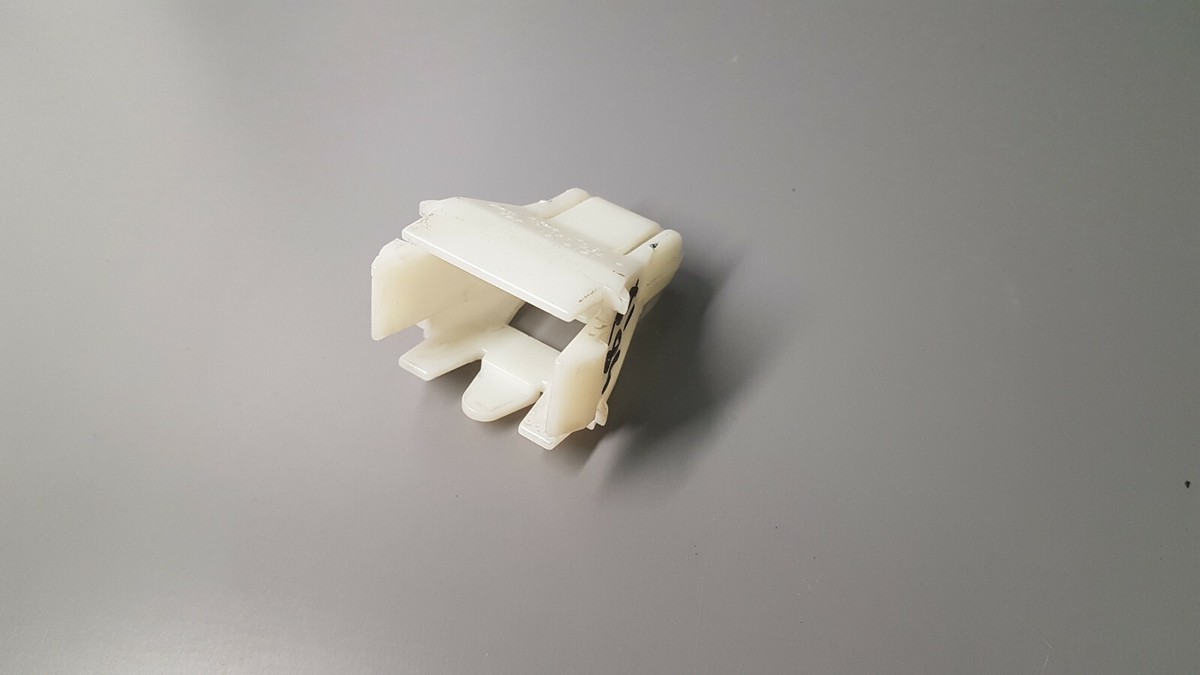 GENUINE USED BMW E81 E87 E82 REAR SEAT TRIM CLIP 52207157536  