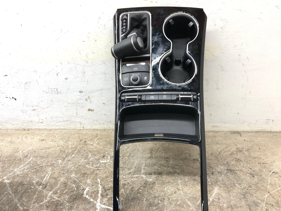 2022-2023 KIA STINGER ПЕРЕКЛЮЧАТЕЛЬ ПЕРЕДАЧ ПОВОРОТНЫЙ ПОДСТАКАННИК ДЕРЖАТЕЛЬ ОБОДОК С ЭЛЕМЕНТАМИ УПРАВЛЕНИЯ РЕЖИМОМ ПРИВОДА - Изображение 2 из 4