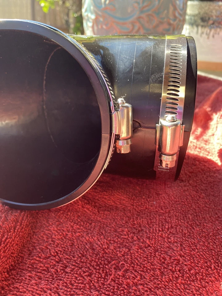 Acoplador de codo de admisión de aire de 4" con abrazaderas de engranaje helicoidal PVC de 90 grados Foto 4 de 4