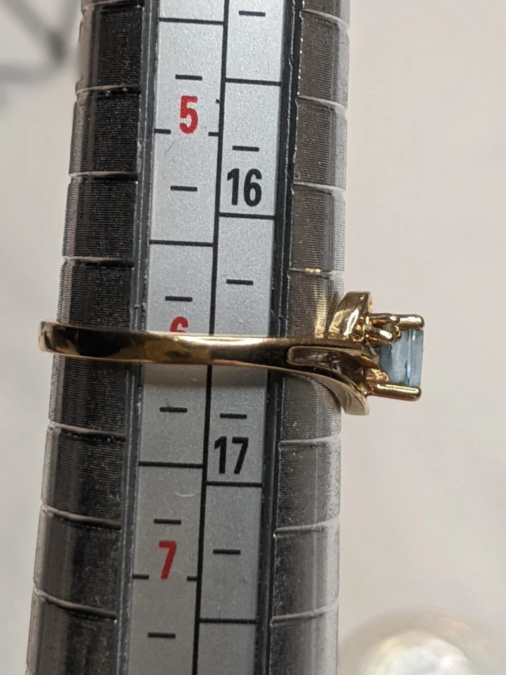 Hermoso Anillo Oro Amarillo Sólido 10k Ovalado Azul Topacio Natural y Diamantes Talla 6 1.37g Foto 3 de 4