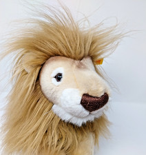 Steiff 992063 - Löwe Leo mit Knopf & Fahne