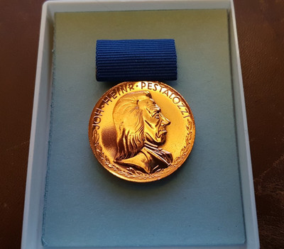 Pestalozzi-Medaille in Bronze / Verleihetui
